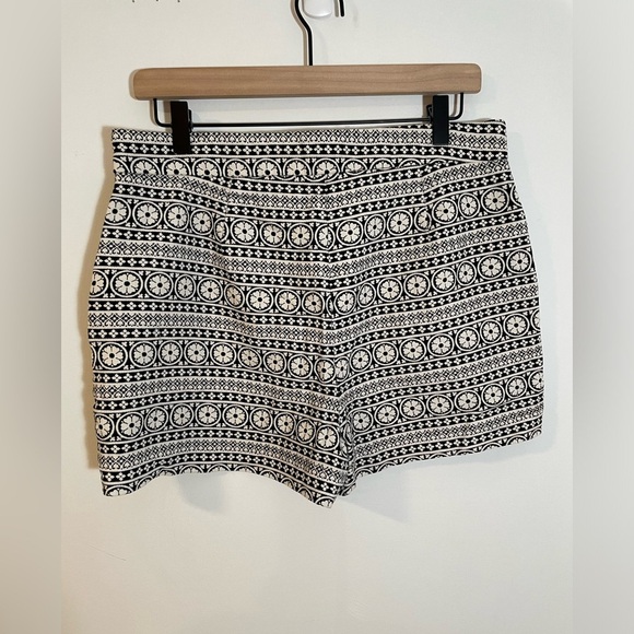Gap Womens Shorts Black White Textured Floral Easter High Rise Side Zipper Sz 10 - Picture 2 of 8